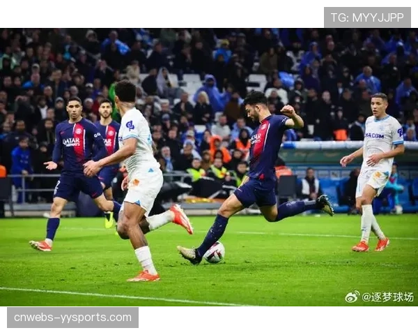 巴黎圣日耳曼主打4-3-3高位压迫，边路狂攻结合定位球攻坚